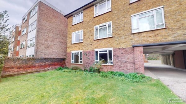 Two bed flat in Addiscombe