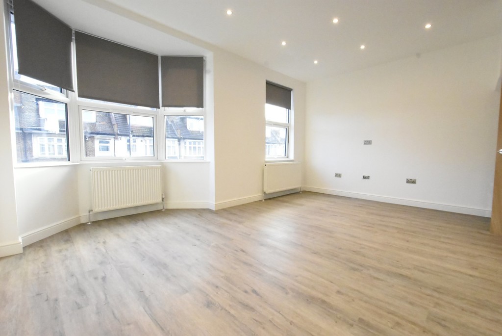 2 Bedroom Split Level Flat To Let In Croydon