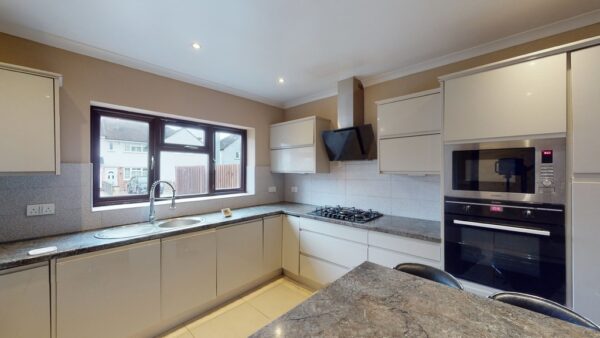 A Four Bedroom House in Carshalton