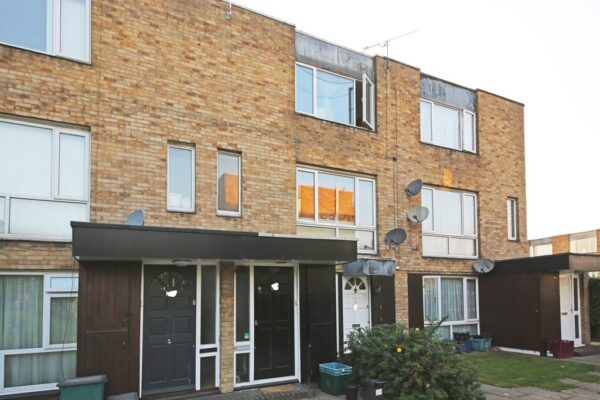 3 Bedroom Flat Available To Let In East Croydon